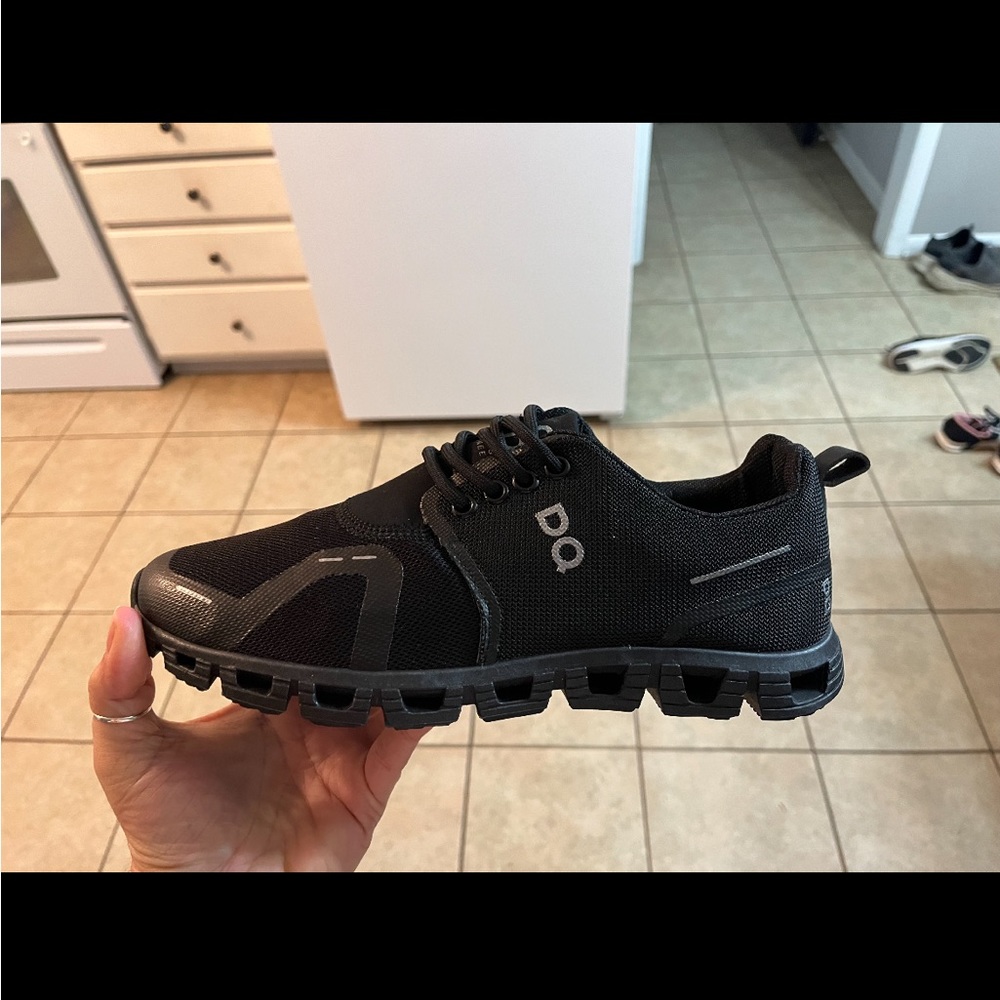 Men’s tennis shoes